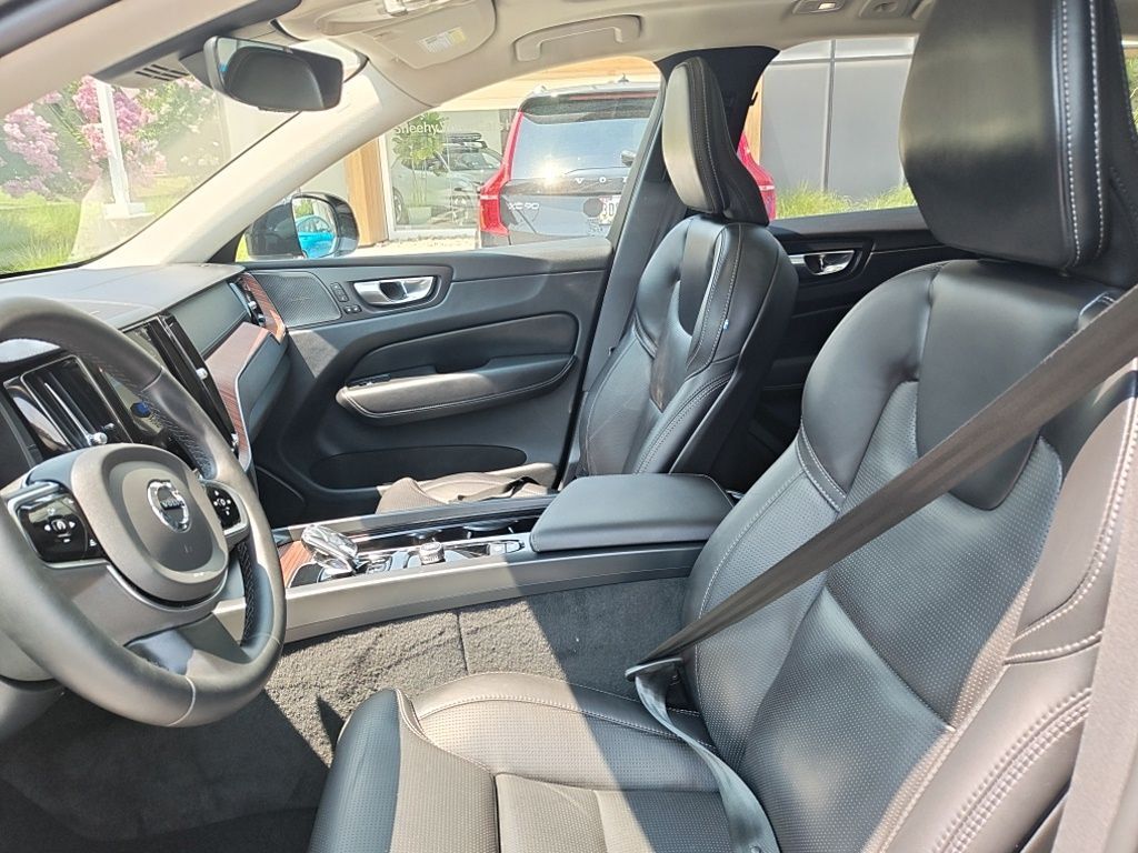 2023 Volvo XC60 B5 Ultimate Dark Theme Hunt Valley MD