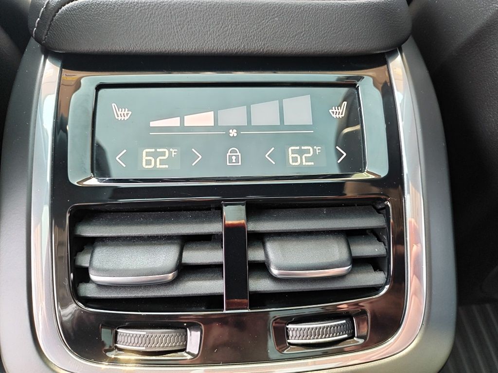 2023 Volvo XC60 B5 Ultimate Dark Theme Hunt Valley MD