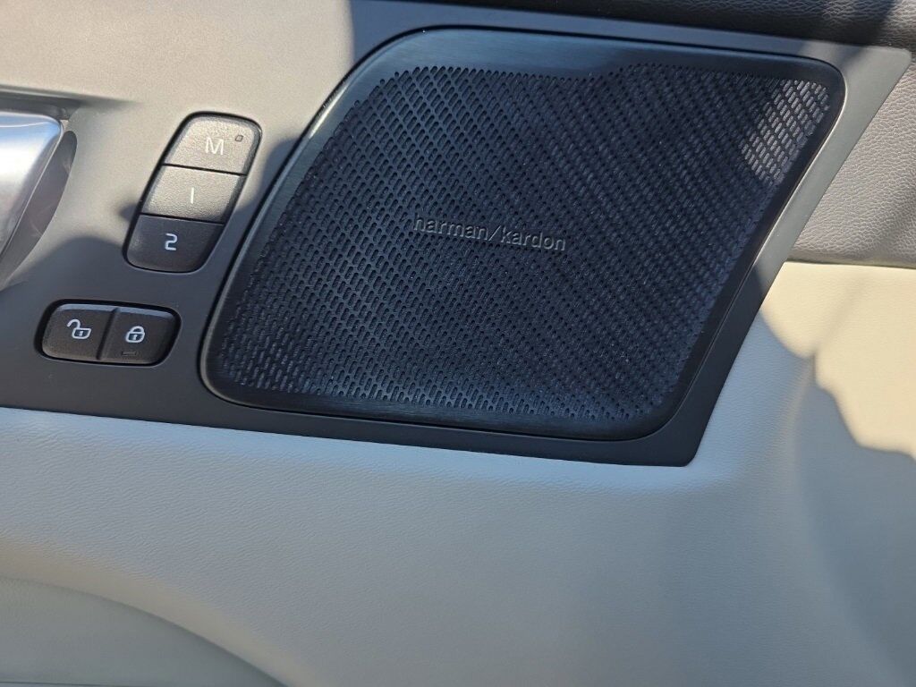 2023 Volvo XC60 B5 Ultimate Dark Theme Hunt Valley MD