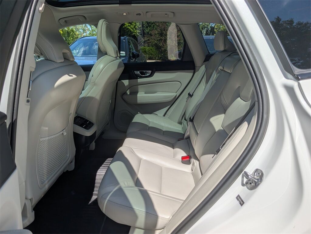 2023 Volvo XC60 B5 Ultimate Dark Theme Hunt Valley MD