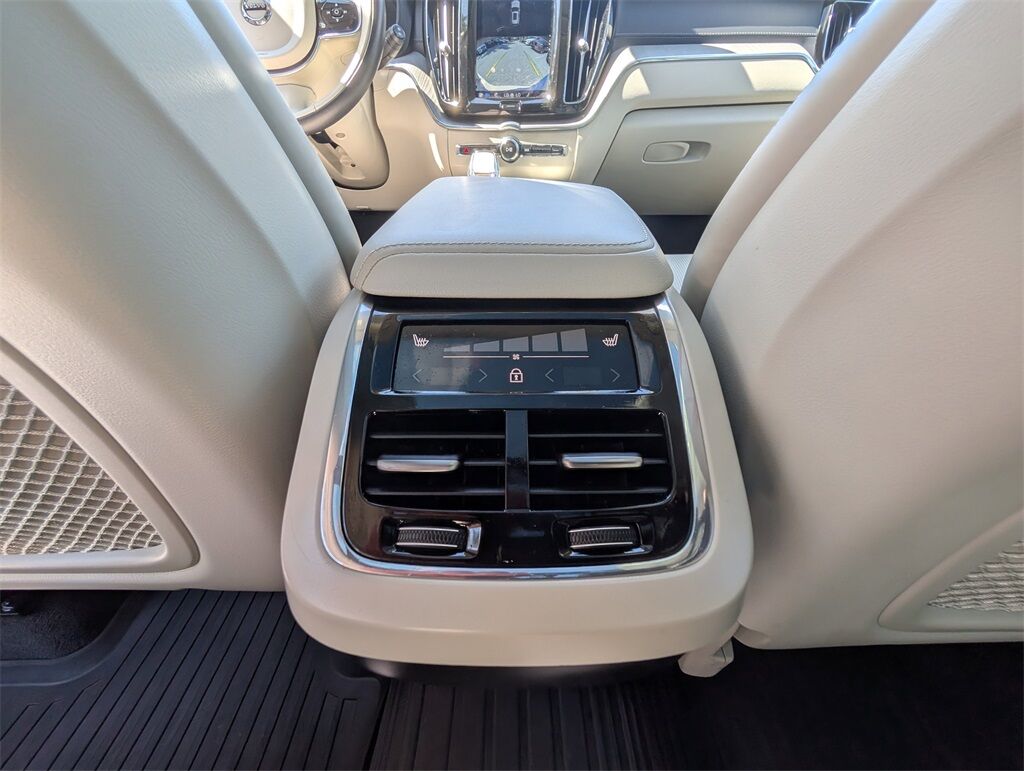 2023 Volvo XC60 B5 Ultimate Dark Theme Hunt Valley MD