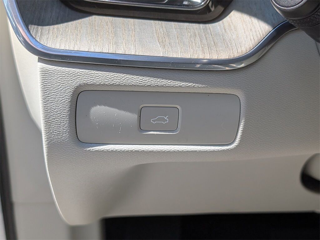 2023 Volvo XC60 B5 Ultimate Dark Theme Hunt Valley MD