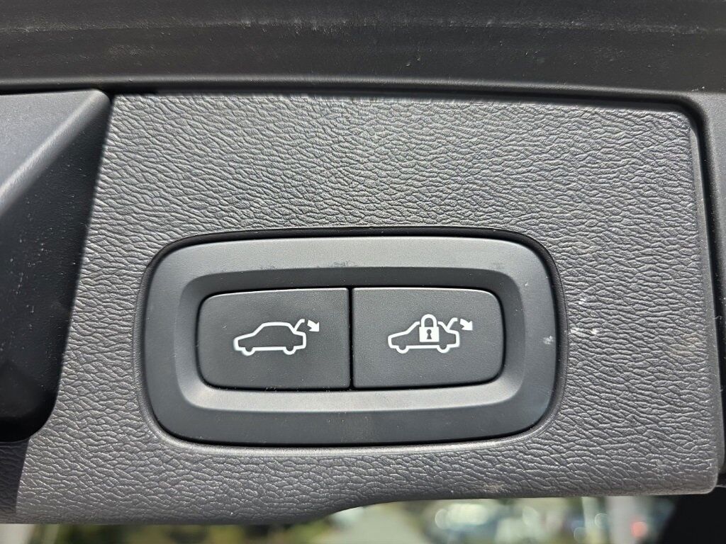 2023 Volvo XC60 B5 Ultimate Dark Theme Hunt Valley MD