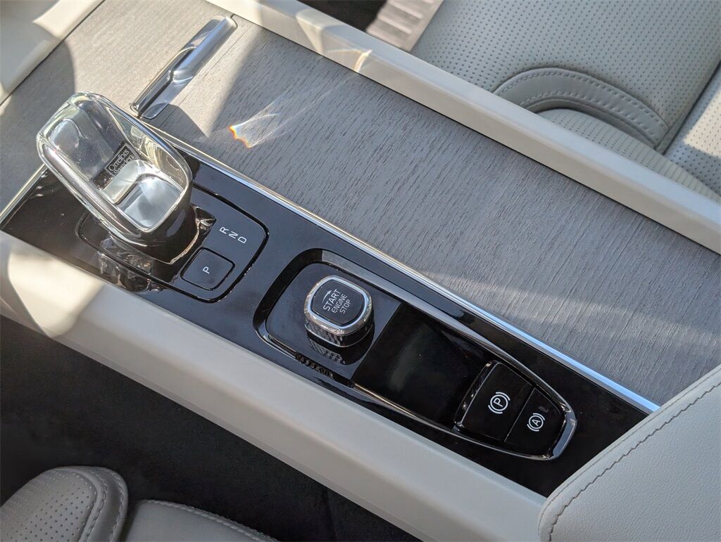 2023 Volvo XC60 B5 Ultimate Dark Theme Hunt Valley MD