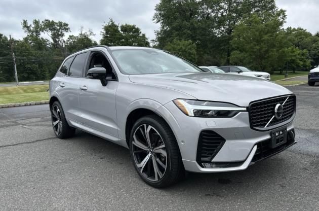2023 Volvo XC60 B5 Ultimate Dark Theme