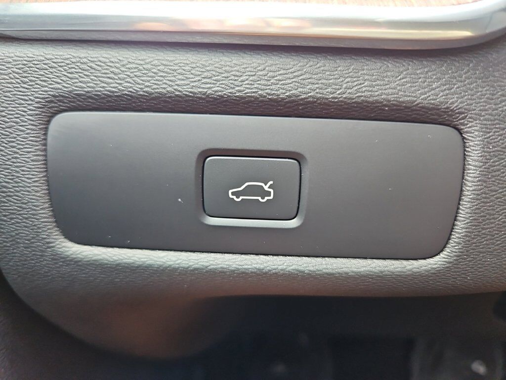 2023 Volvo XC60 B5 Ultimate Dark Theme Hunt Valley MD