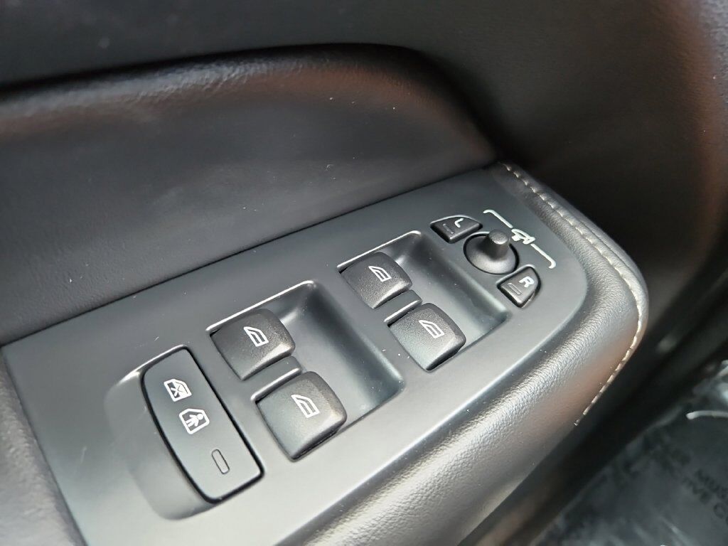 2023 Volvo XC60 B5 Ultimate Dark Theme Hunt Valley MD