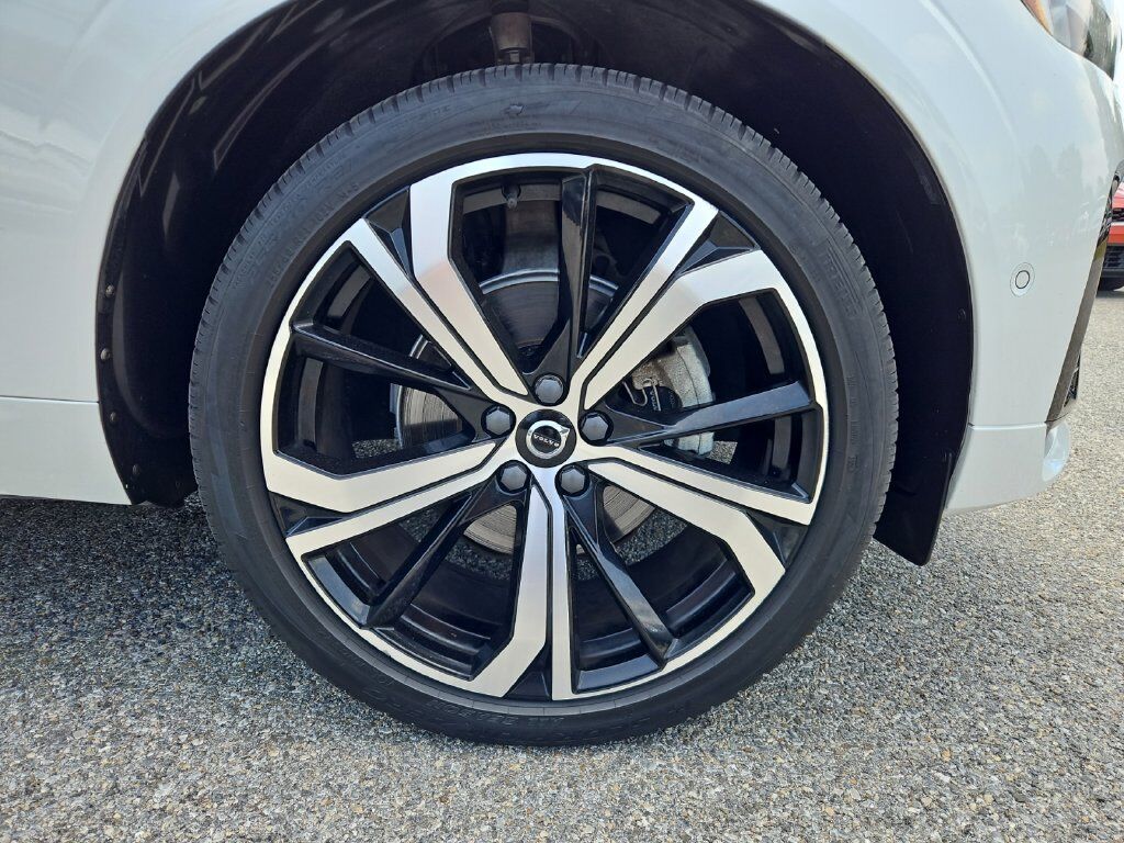 2023 Volvo XC60 B5 Ultimate Dark Theme Hunt Valley MD