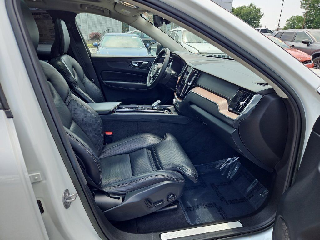2023 Volvo XC60 B5 Ultimate Dark Theme Hunt Valley MD