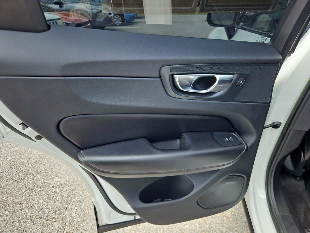 2023 Volvo XC60 B5 Ultimate Dark Theme Hunt Valley MD