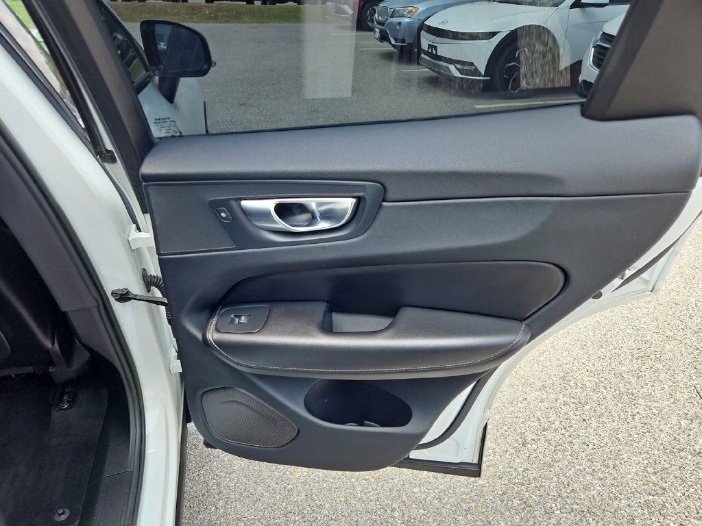2023 Volvo XC60 B5 Ultimate Dark Theme Hunt Valley MD