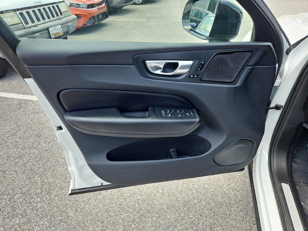 2023 Volvo XC60 B5 Ultimate Dark Theme Hunt Valley MD