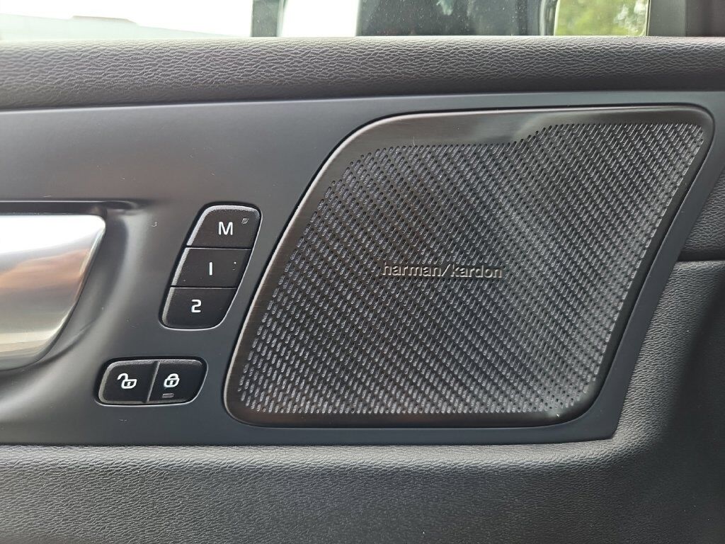 2023 Volvo XC60 B5 Ultimate Dark Theme Hunt Valley MD