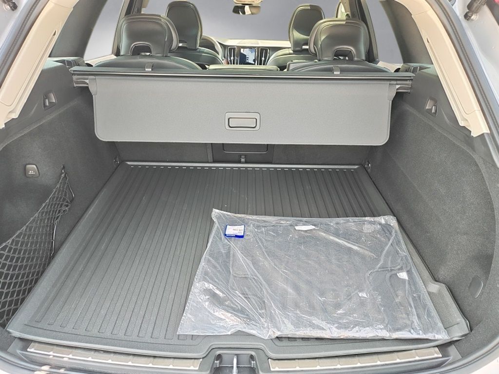 2023 Volvo XC60 B5 Ultimate Dark Theme Hunt Valley MD