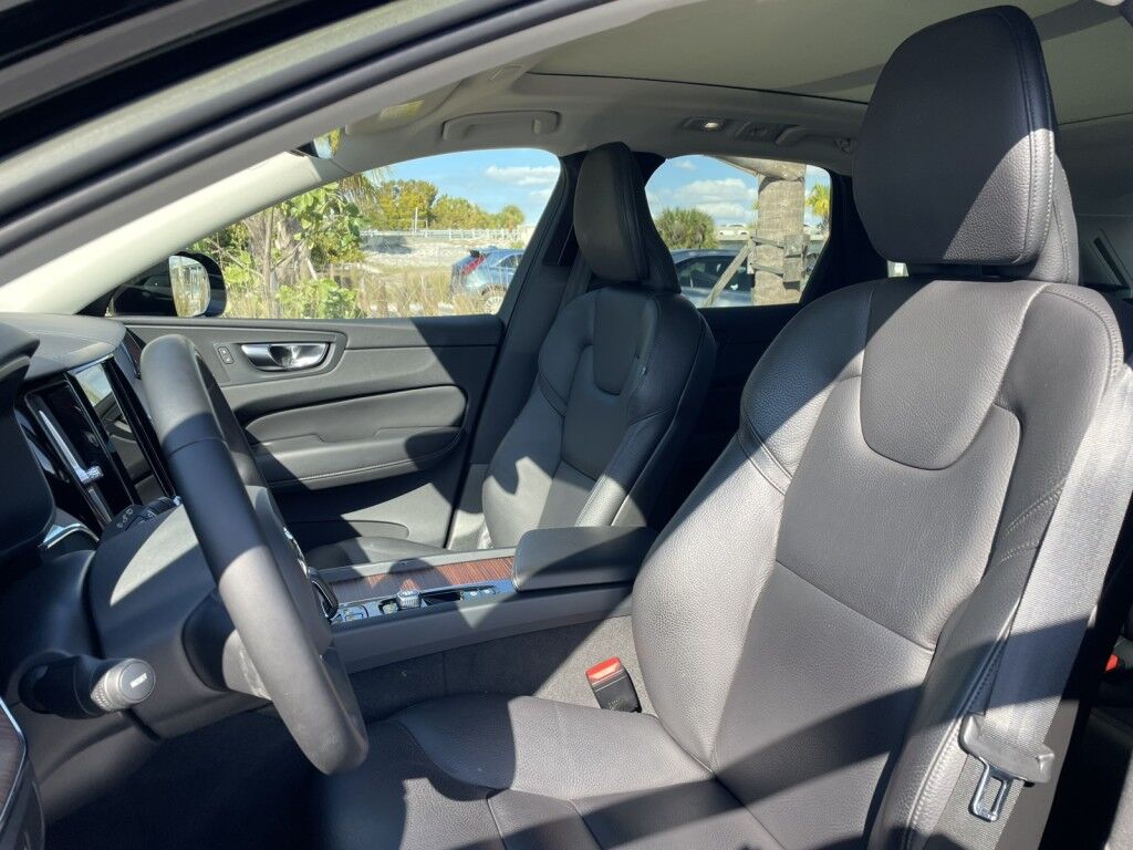 2023 Volvo XC60 PLUS~LEATHER~MOONROOF~20 WHEELS~FACTORY WARRANTY~ONLINE FINANCE AND SHIPPING AVAILABLE!!!!