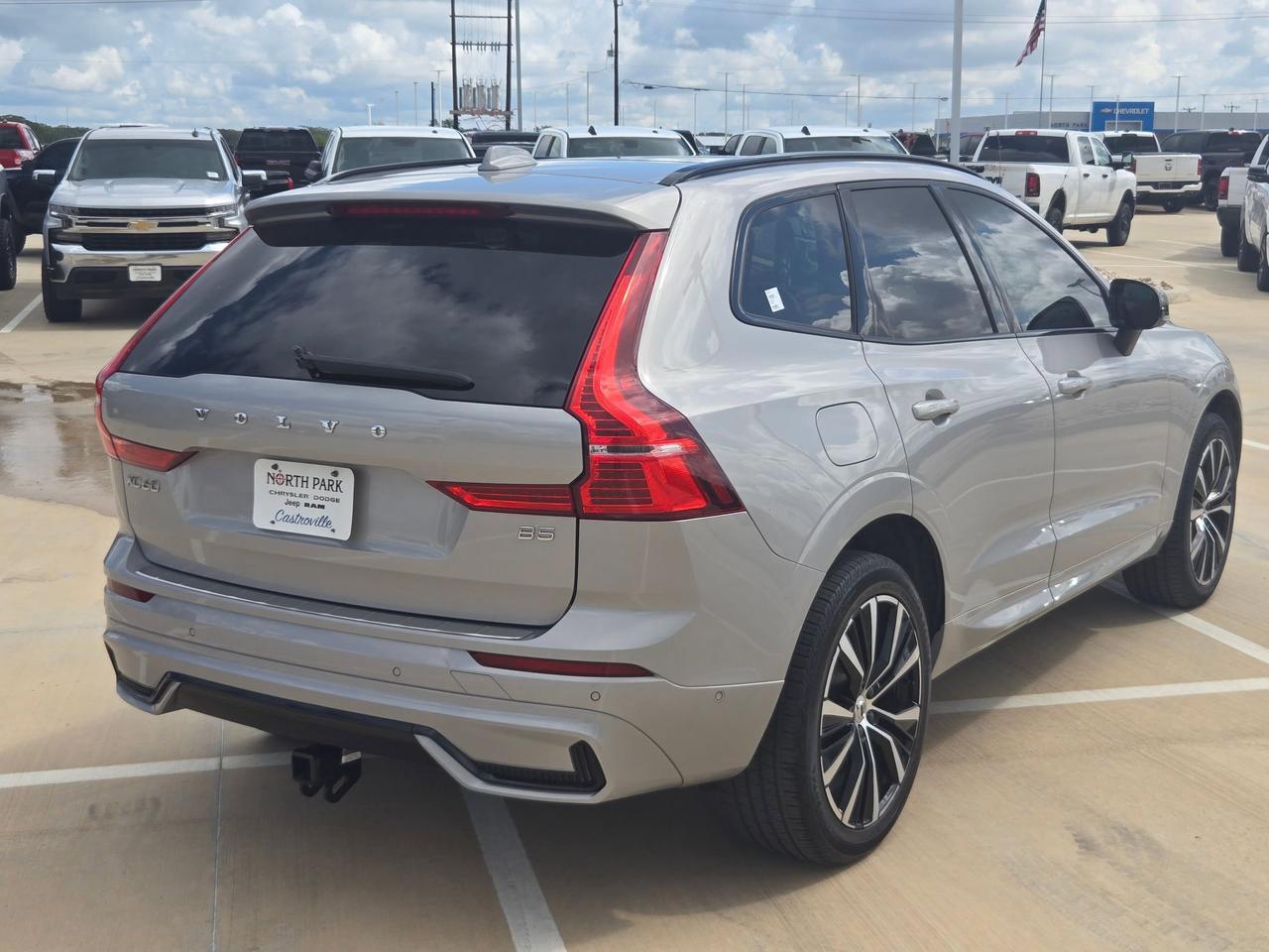 2023 Volvo XC60 Plus Dark Theme