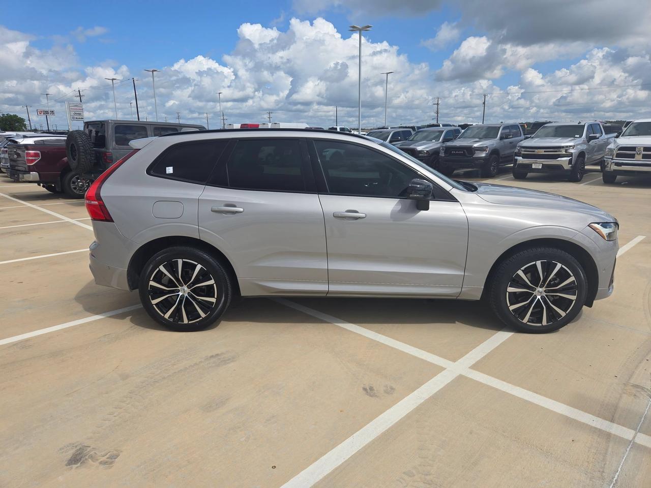 2023 Volvo XC60 Plus Dark Theme