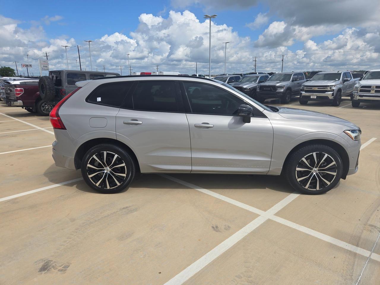 2023 Volvo XC60 Plus Dark Theme