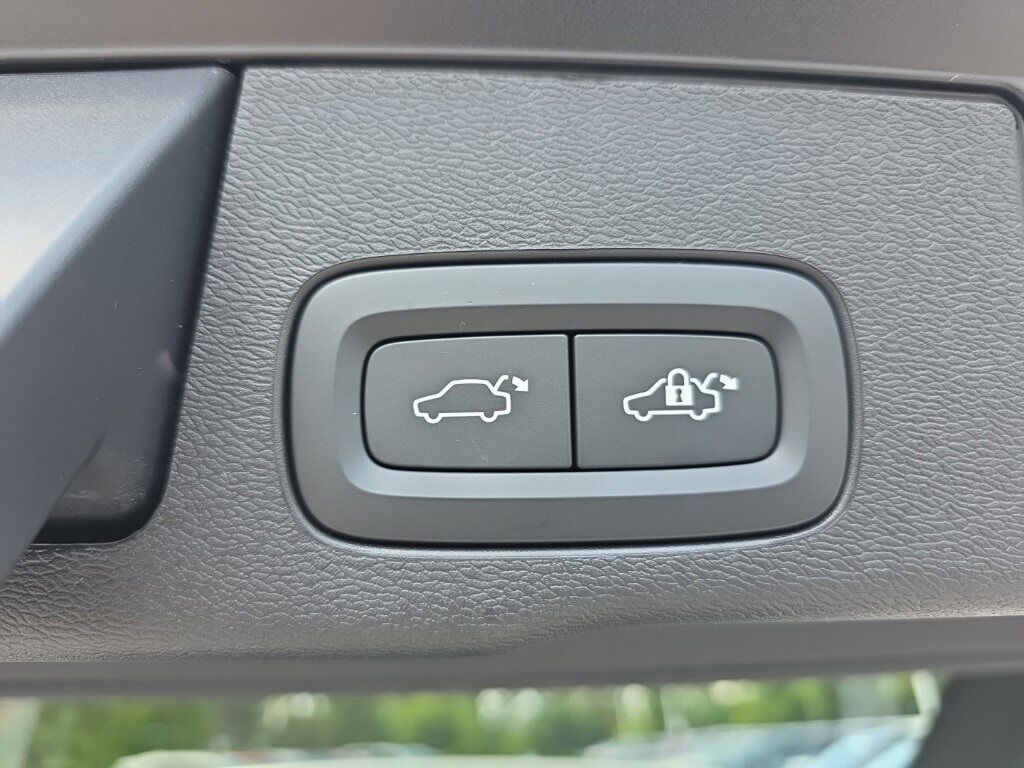 2023 Volvo XC60 Recharge Plug-In Hybrid T8 Core Bright Theme Hunt Valley MD