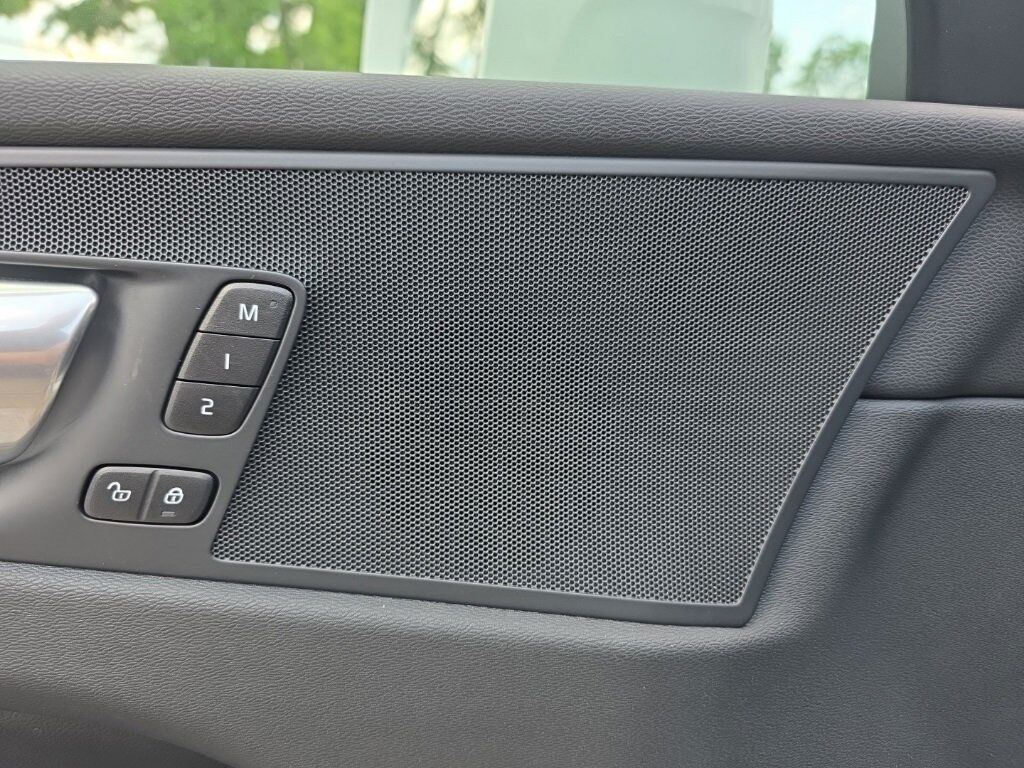 2023 Volvo XC60 Recharge Plug-In Hybrid T8 Core Bright Theme Hunt Valley MD
