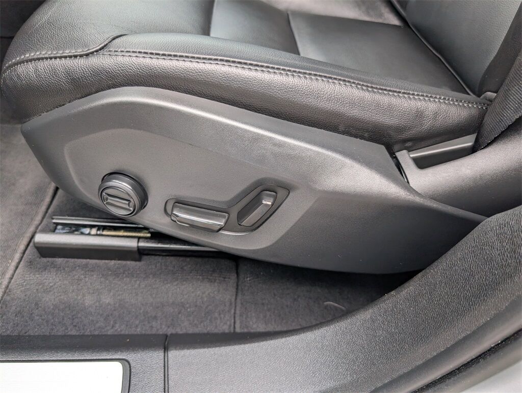 2023 Volvo XC60 Recharge Plug-In Hybrid T8 Core Bright Theme Hunt Valley MD