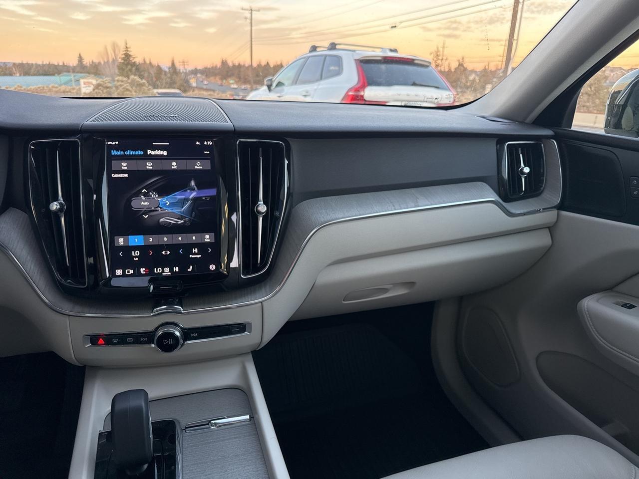 2023 Volvo XC60 Recharge Plug-In Hybrid T8 Plus Bright Theme Bend OR