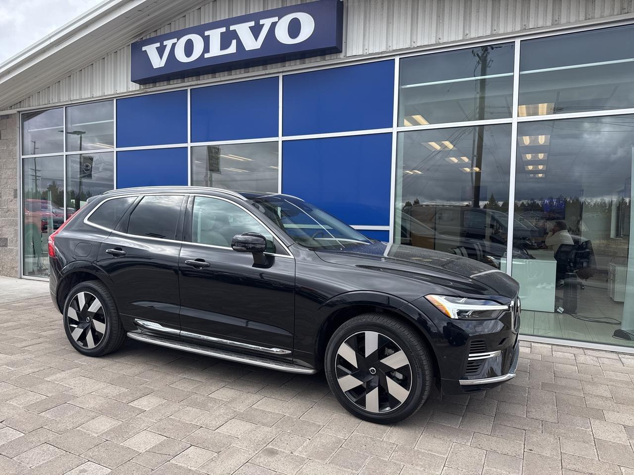 2023 Volvo XC60 Recharge Plug-In Hybrid T8 Plus Bright Theme