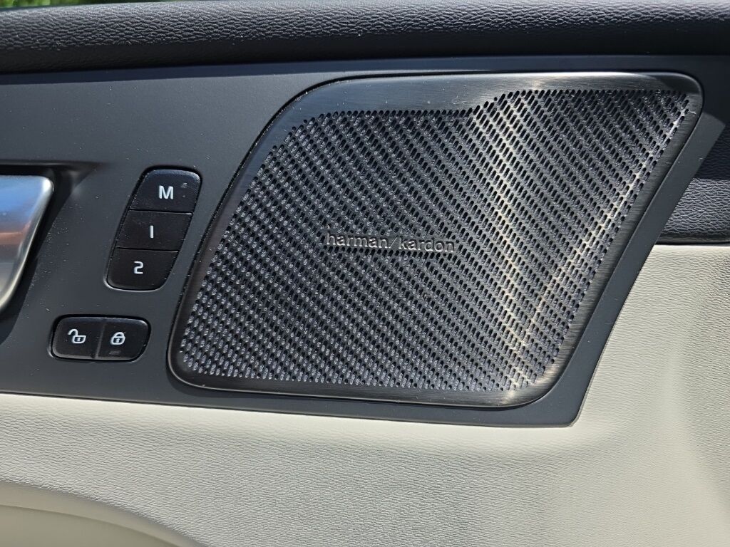 2023 Volvo XC60 Recharge Plug-In Hybrid T8 Plus Bright Theme Hunt Valley MD