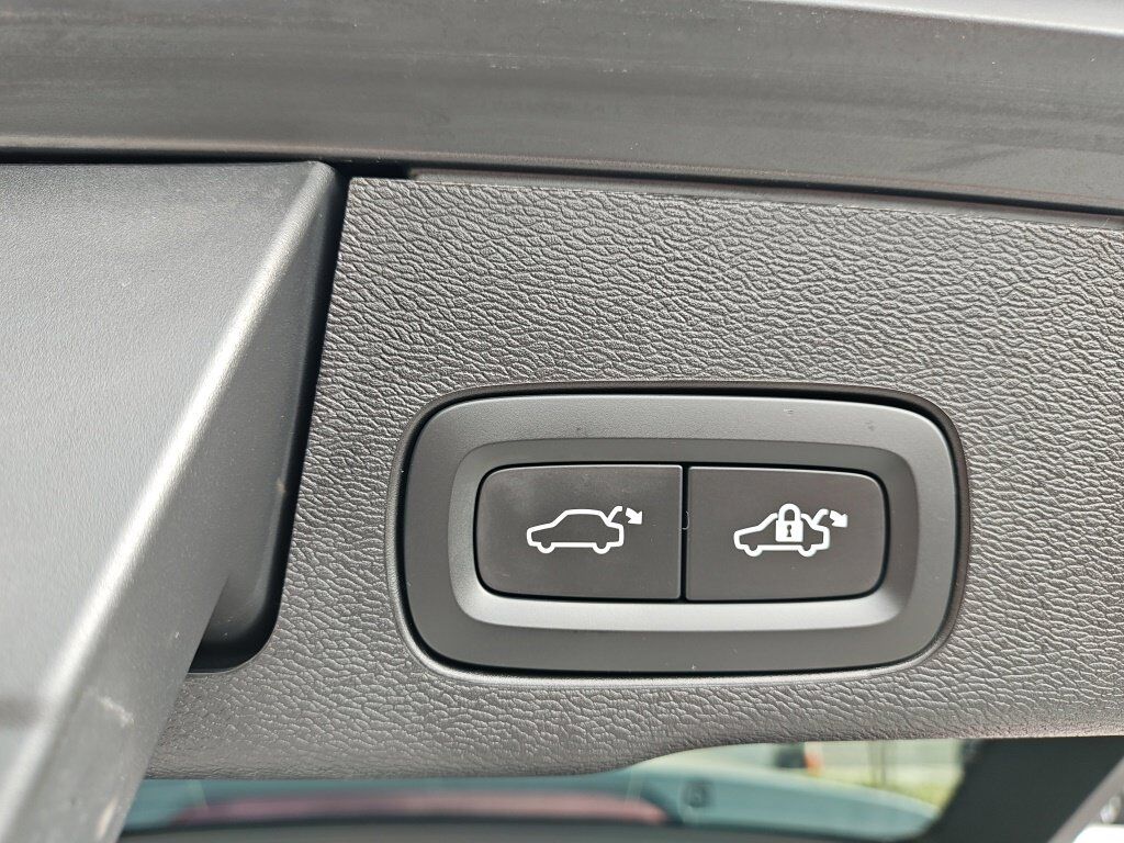 2023 Volvo XC60 Recharge Plug-In Hybrid Ultimate Hunt Valley MD