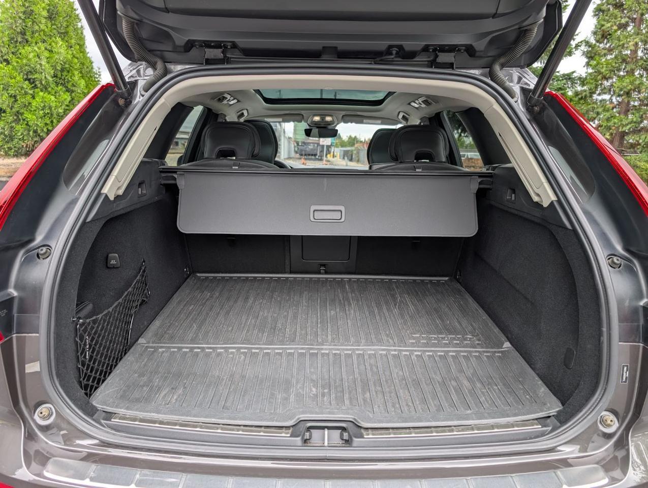 2023 Volvo XC60 Recharge T8 AWD PHEV Hybrid PLUS | 455hp, Harman Kardon Premium Audio, Pilot Assist, 360 Cam & 20" Wheels Portland OR