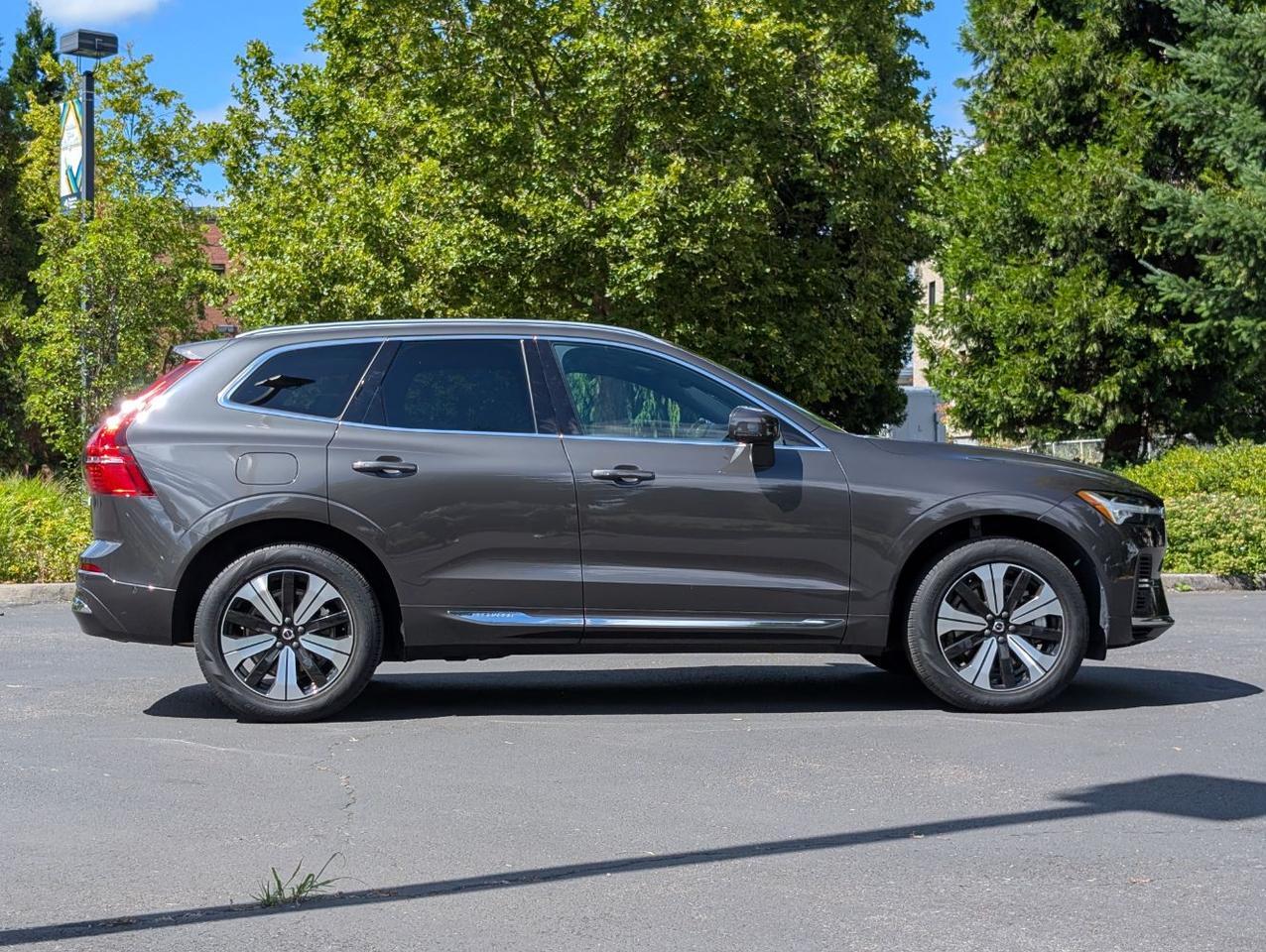 2023 Volvo XC60 Recharge T8 AWD PLUS Extended Range w/High Performance Audio, Pilot Assist, 360 Cam, 4 Heated Seats & Wheel Portland OR