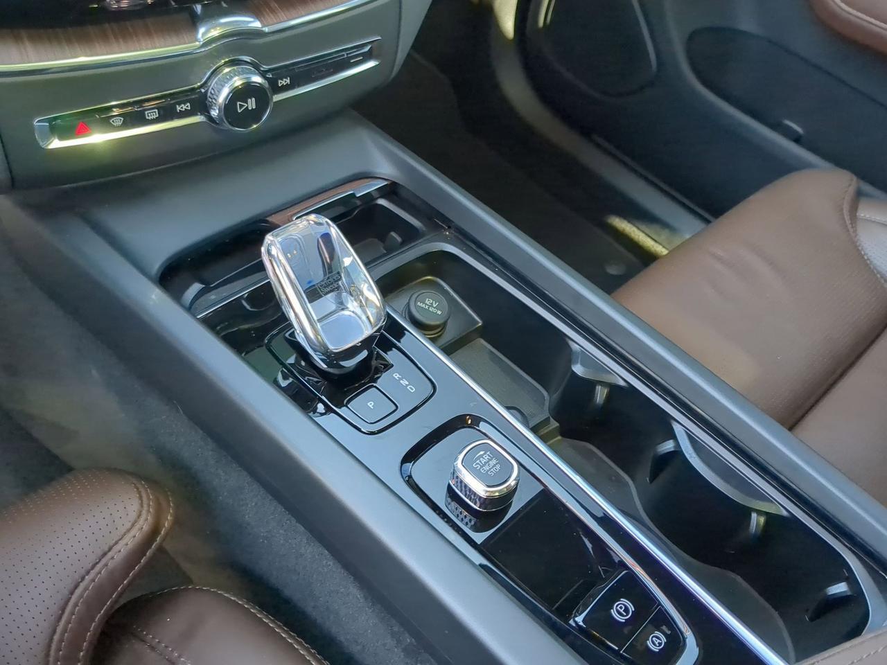 2023 Volvo XC60 Ultimate Bright Theme