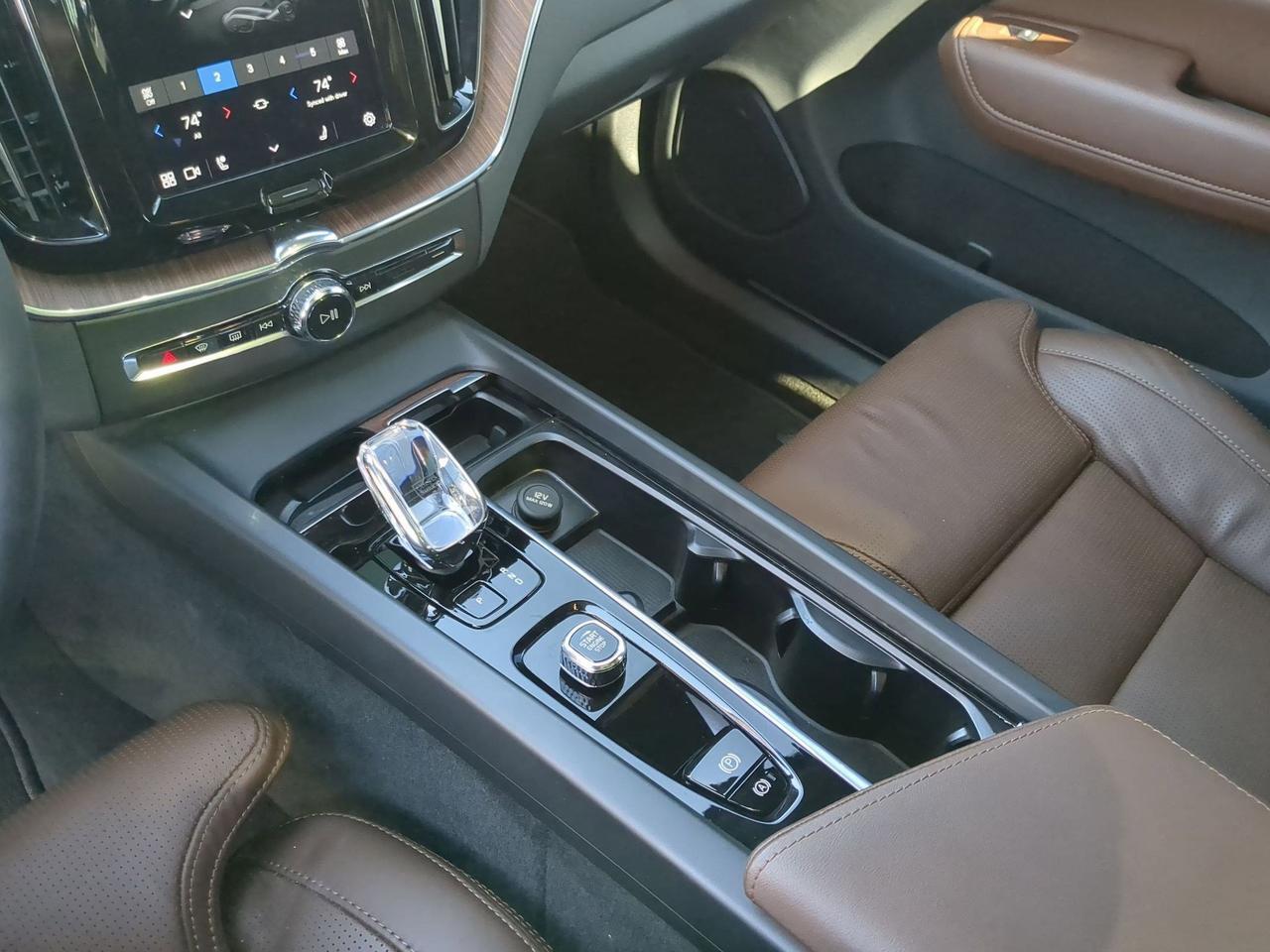 2023 Volvo XC60 Ultimate Bright Theme