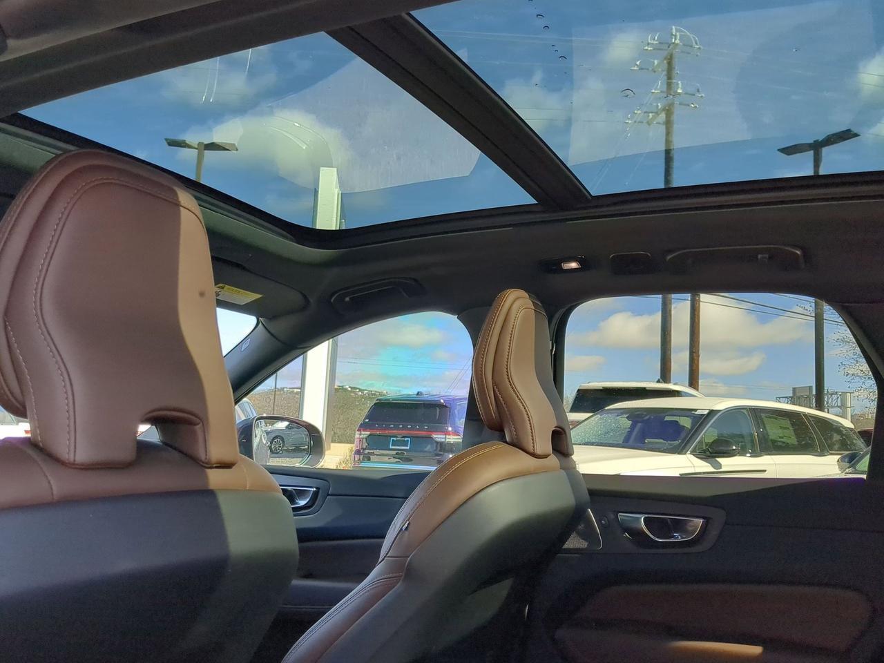 2023 Volvo XC60 Ultimate Bright Theme