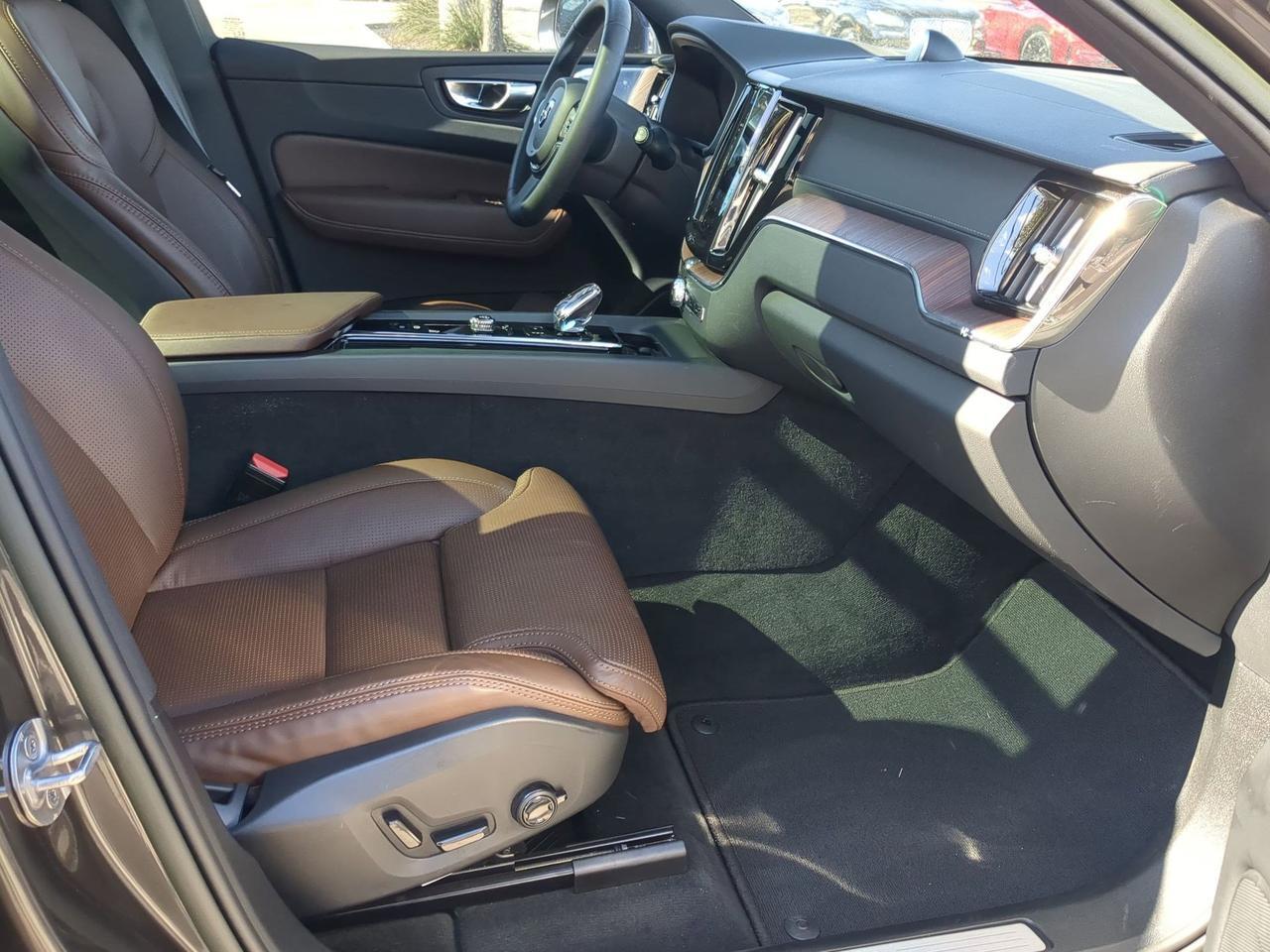 2023 Volvo XC60 Ultimate Bright Theme