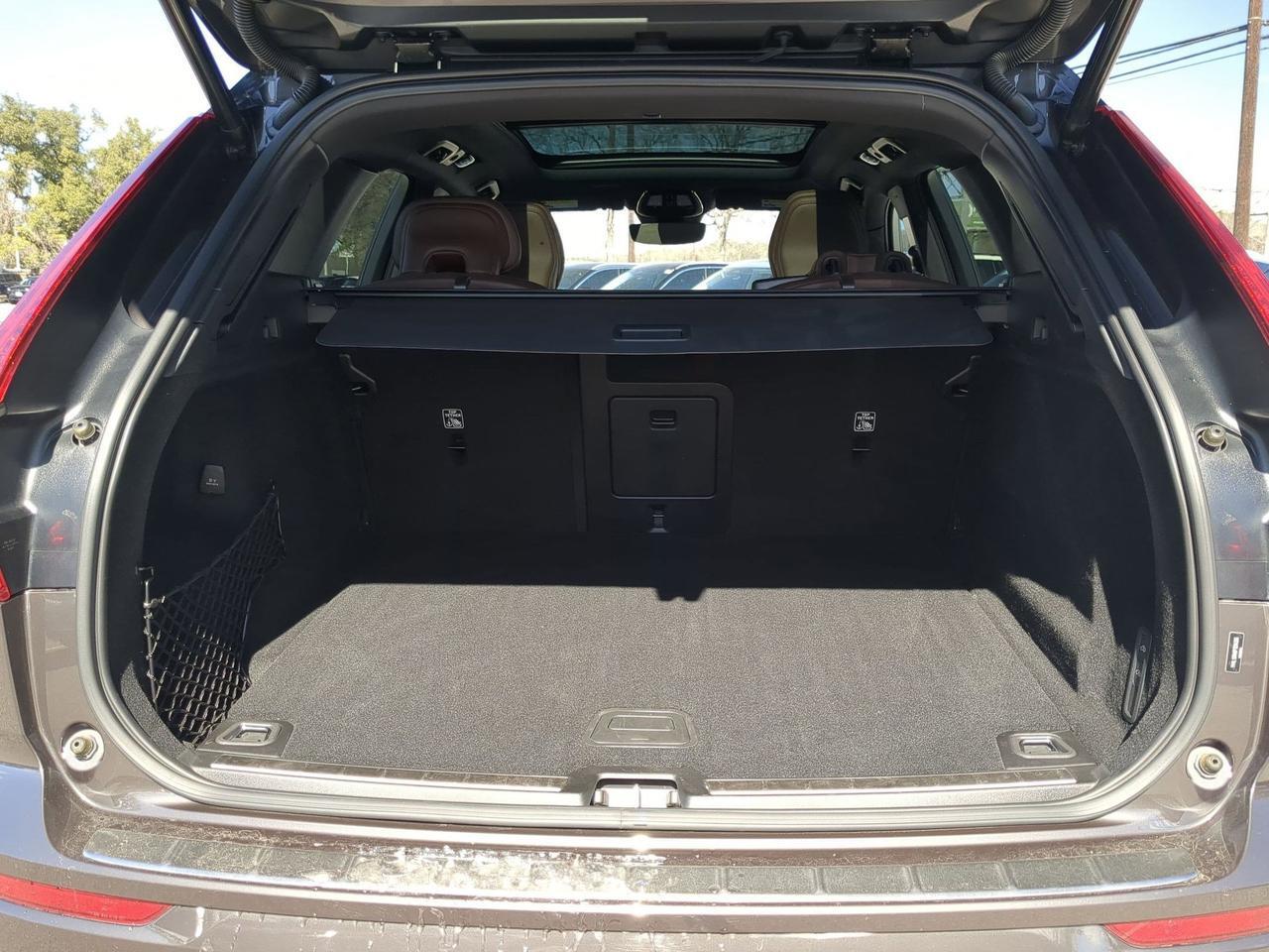 2023 Volvo XC60 Ultimate Bright Theme