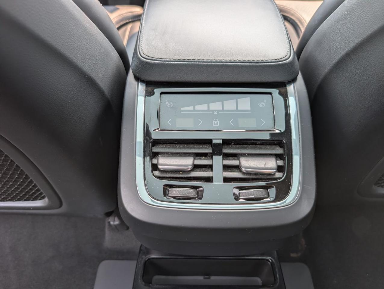 2023 Volvo XC90 B6 Hybrid AWD ULTIMATE | Harman Kardon, 6-Pass Center Walk Seating, Tow Hitch, Heated-Cooled Seats Portland OR