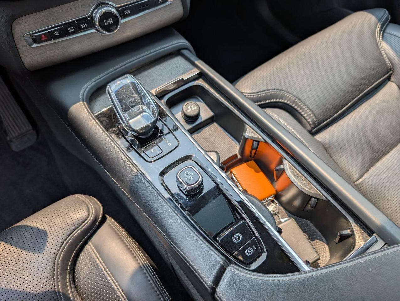2023 Volvo XC90 B6 Hybrid AWD ULTIMATE | Harman Kardon, 6-Pass Center Walk Seating, Tow Hitch, Heated-Cooled Seats Portland OR
