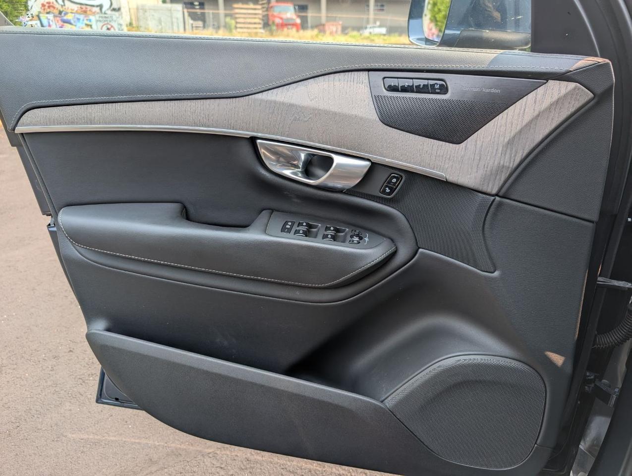 2023 Volvo XC90 B6 Hybrid AWD ULTIMATE | Harman Kardon, 6-Pass Center Walk Seating, Tow Hitch, Heated-Cooled Seats Portland OR