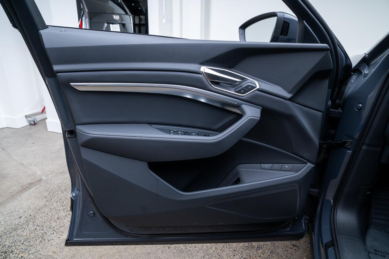 2024 Audi Q8 e-tron Premium 1 Owner / Adaptive Cruise / Panoramic Roof Portland OR