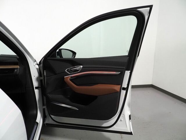 2024 Audi Q8 e-tron Premium Plus Quattro *NAVIGATION, VIRTUAL COCKPIT, ADAPTIVE CRUISE, SAFETY ALERTS, 360 CAMERAS, PANO MOONROOF, LEATHER, CLIMATE SEATS, HEATED STEERING, BANG & OLUFSEN, WIRELESS CHARGING, ANDROID & APPLE Round Rock TX