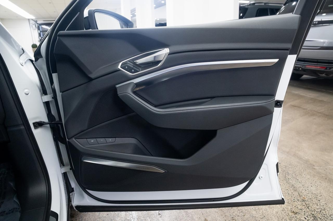 2024 Audi Q8 e-tron Prestige 1 Owner Vented Seats Black Optic Package Portland OR