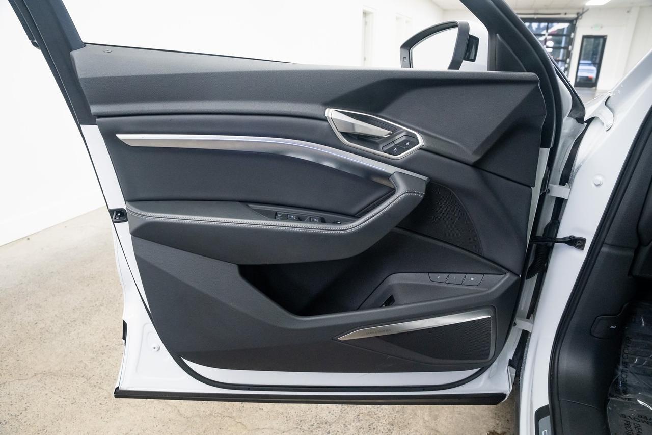 2024 Audi Q8 e-tron Prestige 1 Owner Vented Seats Black Optic Package Portland OR