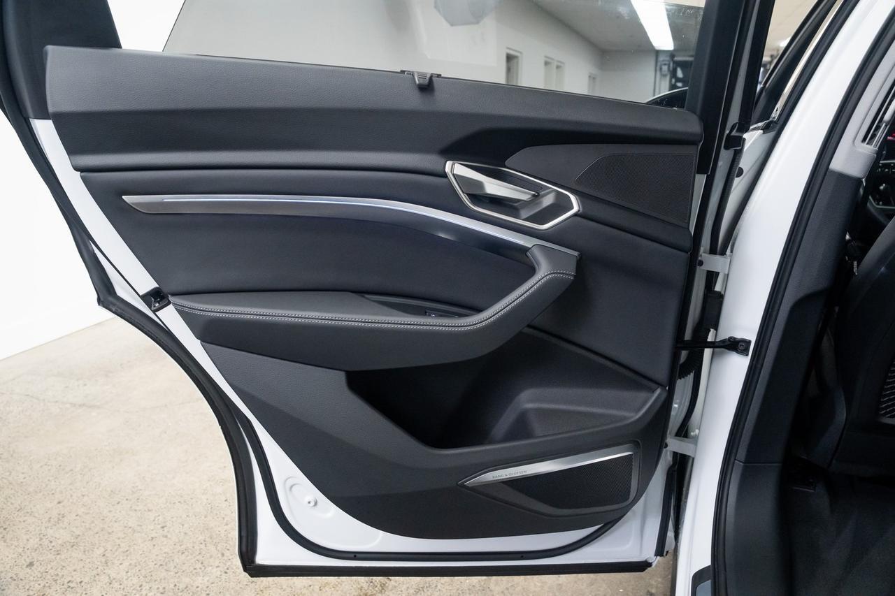 2024 Audi Q8 e-tron Prestige 1 Owner Vented Seats Black Optic Package Portland OR