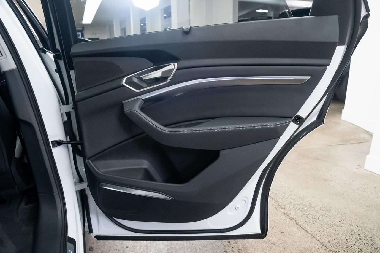 2024 Audi Q8 e-tron Prestige 1 Owner Vented Seats Black Optic Package Portland OR