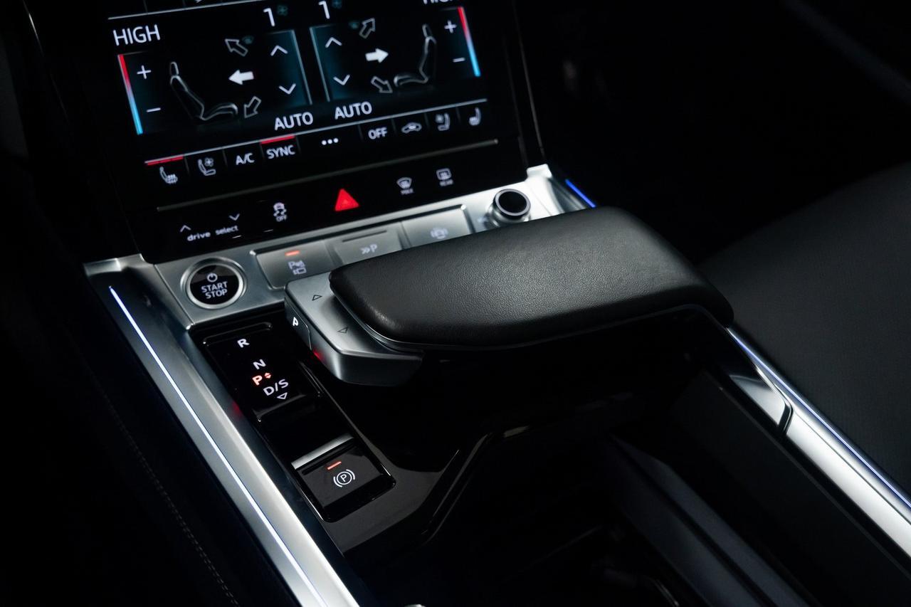 2024 Audi Q8 e-tron Prestige 1 Owner Vented Seats Black Optic Package Portland OR