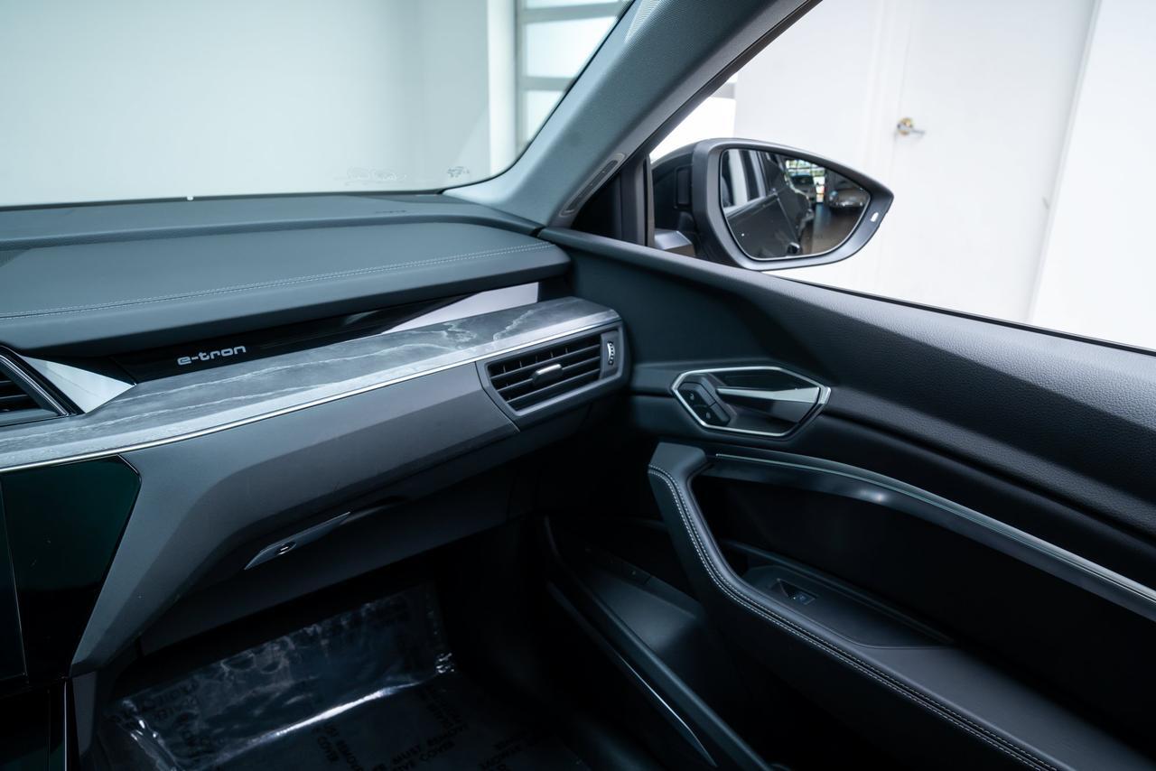 2024 Audi Q8 e-tron Prestige 1 Owner Ventilated Massage Seats / Head Up Display Portland OR
