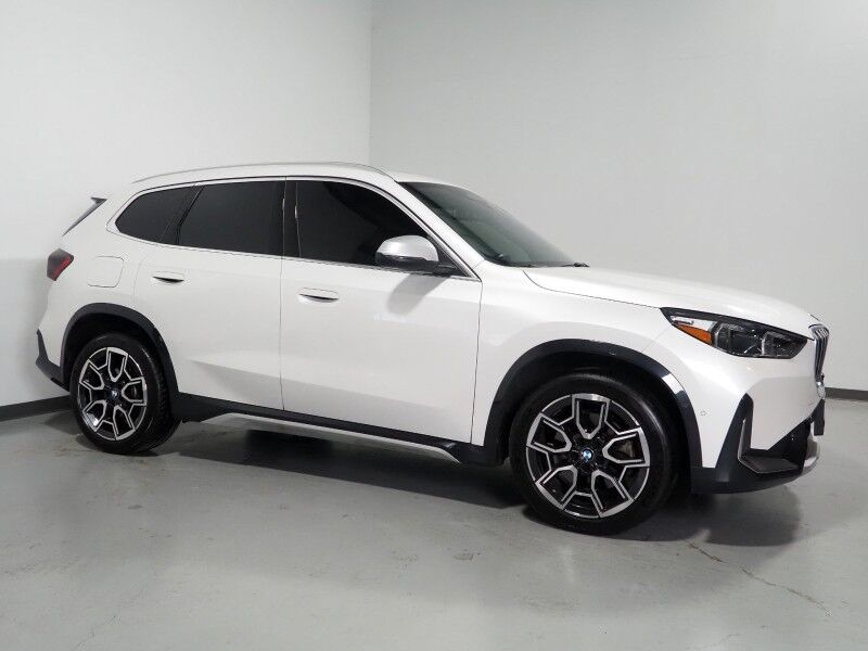 2024 BMW X1 xDrive28i AWD *TECHNOLOGY PKG, HEADS-UP DISPLAY, NAVIGATION, LIVE COCKPIT PRO, SAFETY ALERTS, 360 VIEW CAMERAS, PANORAMA MOONROOF, HEATED SEATS/STEERING, POWER LIFTGATE, 19 INCH WHEELS, WIRELESS CHARGING, ANDROID & APPLE