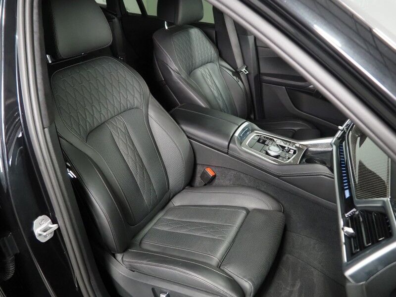 2024 BMW X6 M60i AWD *EXECUTIVE PKG, DRIVING ASSIST PRO, HEADS-UP DISPLAY, NAVIGATION, ADAPTIVE CRUISE, SAFETY ALERTS, 360 CAMERAS, PANO SKY LOUNGE ROOF, LEATHER, CLIMATE/MULTI-CONTOUR SEATS, HEATED STEERING, 22 INCH WHEELS, BOWERS & WILKINS