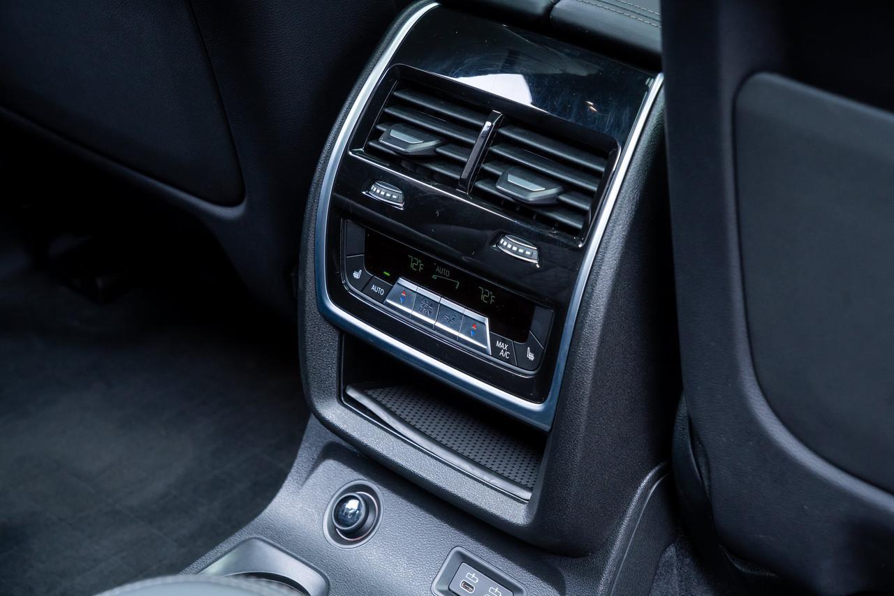 2024 BMW X7 M60i M Sport Package / Executive Package / Gentian Blue Portland OR